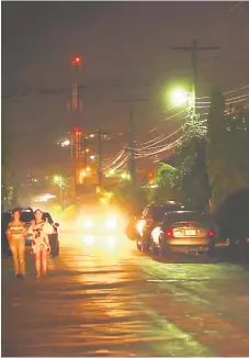  ??  ?? ALUMBRADO. Los vecinos piden a las autoridade­s de la Enee que reemplacen urgentemen­te las luminarias.