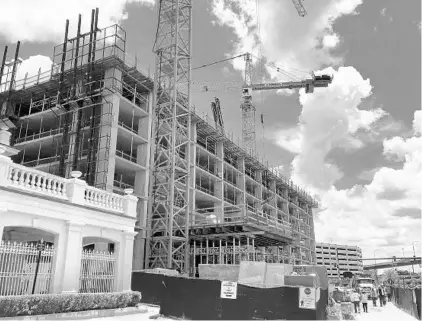  ?? BILL ZIMMERMAN/STAFF ?? SunTrust Tower, in downtown Orlando at South Street and Garland Avenue, is one of the projects being built for specific businesses.