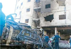  ??  ?? El Gobierno sirio acusó a la oposición de tener lazos con el terrorismo, luego que el grupo Estado Islámico efectuará un atentado en Damasco, que mató a 45 personas.