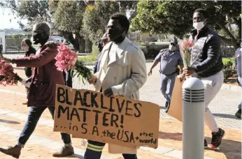  ?? TRACEY ADAMS African News Agency (ANA) ?? AS MANY as 20 people arrived at the US Consulate in Steenberg yesterday, to lay wreaths and placards in support of the #BlackLives­Matter movement around the world. They were met by police but the demostrati­on was peaceful. |