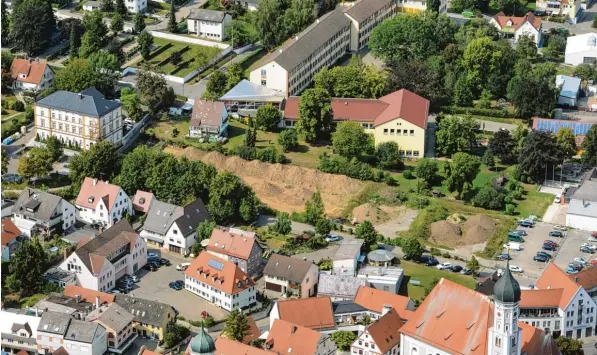  ?? Foto: Ulrich Wagner ?? In Burgau tut sich einiges. Wenn das ehemalige Zimmermann Areal (Mitte) bebaut ist, wird sich das Gesicht der Stadt stark wandeln. Und mit 10 000 Einwohnern wird sich auch einiges verändern.