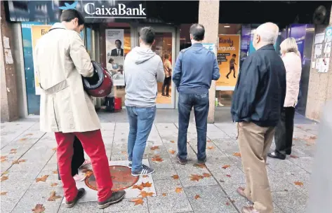  ??  ?? Miles de catalanes retiraron dinero ayer de los principale­s bancos españoles como parte de un boicot contra el gobierno de Mariano Rajoy.
