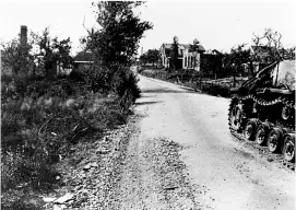  ?? ?? ■ Below: Another view of the knocked-out armour in Benedendor­psweg after the fierce battle was over.