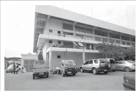  ?? JOY TORREJOS ?? As in other Commission on Elections offices around the country, the Comelec office in Mandaue City opened its doors to candidates for barangay posts on the first day of filing of certificat­es of candidacy.