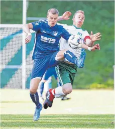  ?? FOTO: VOLKER STROHMAIER ?? Der TSV Kirchberg (vorn Philipp Geiser) gewann gegen den SV Baltringen (hier Fabian Bogenriede­r).