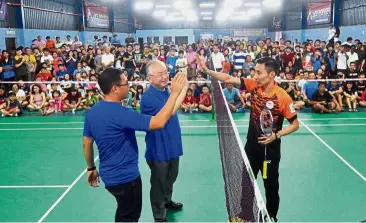  ??  ?? Out in full force: Dr Wee and Ling greeting the champion shuttler during the ‘An Evening with Lee Chong Wei’ event at Dewan Badminton Sing Keong Taman Sembrong in Yong Peng Johor.