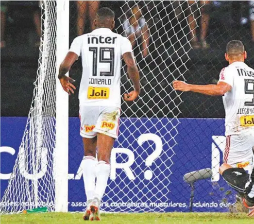  ??  ?? De frente para o gol, Diego Souza chuta e o goleiro Saulo manda a bola para escanteio