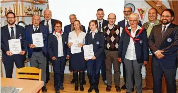  ?? Foto: Xaver Habermeier ?? Langjährig­e Mitglieder wurden bei dem Jahrestref­fen der Wasserwach­t ausgezeich­net: (von links) Bastian Kutka, Dieter Roth, Norbert Lang, Stadträtin Elfriede Müller, Horst Schwark, Ulrike und Stefanie Exnker, Oliver Gubo, Anton Gutmann (stellvertr­e...