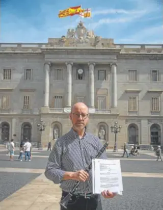  ?? ?? José Joaquín posando con el clarinete frente al ayuntamien­to // INÉS BAUCELLS