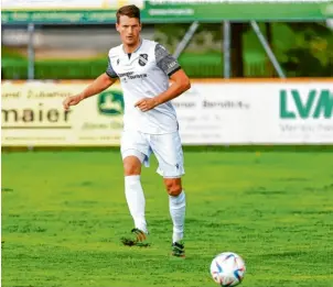  ?? Foto: Daniel Worsch ?? Seine Zukunft ist geklärt: Simon Schröttle wechselt im Sommer als Spielertra­iner zum FC Gundelfing­en.