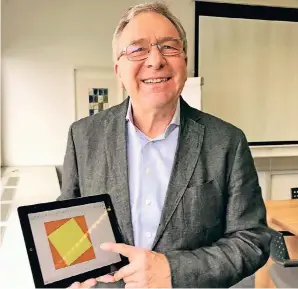  ?? FOTO: -NAU ?? Hans-Jürgen Elschenbro­ich ist stolz auf seine entwickelt­e Lernumgebu­ng für Handys, Tablets und Laptops.