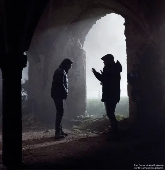  ??  ?? Tom Cruise et Alex Kurtzman sur le tournage de La Momie.