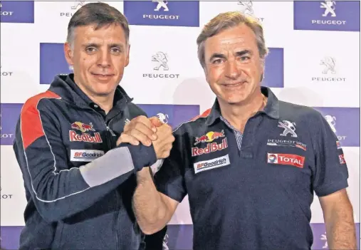  ??  ?? EQUIPO. Lucas Cruz y Carlos Sainz quieren acabar con una victoria española la era Peugeot en el Dakar. El rally empieza el 6 de enero.