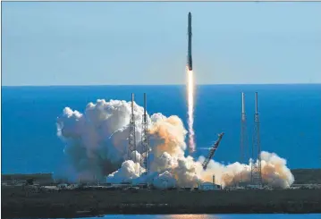  ?? AFP ?? DESPEGUE. El Falcon 9 fue lanzado desde Cabo Cañaveral, en Florida, con la nave Dragon.