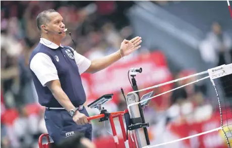  ?? ?? Calladamen­te, Denny Céspedes se ha convertido en uno de los mejores árbitros de voleibol del mundo.