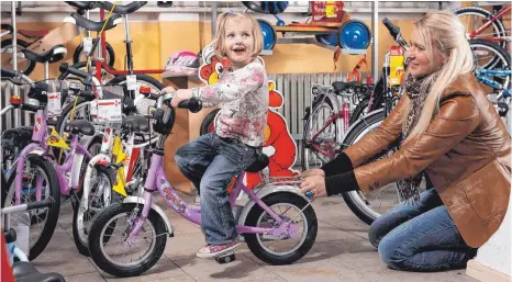  ?? FOTOS: DPA ?? Experten empfehlen, dass das Kind beim Fahrradkau­f zumindest einmal Probe sitzt und wenn möglich auch eine Runde dreht. Als Überraschu­ngsgeschen­k eignen sich Fahrräder daher weniger gut.