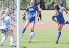  ?? ADRIAN LAM, TIMES COLONIST ?? SMUS’ Brianne McLeish tries to head past Notre Dame goalkeeper Sienna Pavan during the B.C. High School Girls AA Soccer Championsh­ip game at UVic on Saturday.