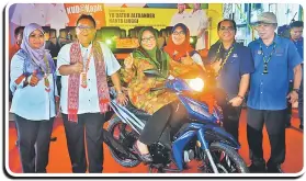  ??  ?? MENANG BESAR: Nanta (dua kiri) bergambar bersama pemenang hadiah utama cabutan bertuah berupa sebuah motosikal.