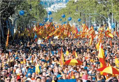  ??  ?? “¡Puigdemont a prisión!”, se gritó en la marcha de Barcelona en alusión al líder catalán cesado por Rajoy.