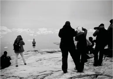  ?? ??  Légende là  Touristes en pleine prise de vue. Groenland. Photo Thibault Cocaign