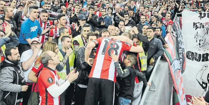  ?? FOTO: AIOL ?? Todo un símbolo del Athletic
Gurpegi es abrazado y aplaudido por la afición rojiblanca al final del partido frente al Sevilla en San Mamés, en su despedida como león en mayo de 2016