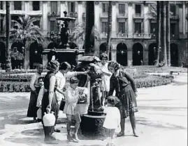  ?? ARXIU FOTOGRÀFIC DE BARCELONA (AFB) ?? Dones i canalla van a buscar aigua a la plaça Reial, entre el 1920 i el 1930