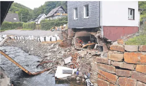  ?? FOTOS: CHRISTIAN BEIER ?? Eine tragende Mauer des Hauses am Mühlendamm wurde am 14. Juli von den Fluten weggerisse­n – in der Außenwand klaffte ein riesiges Loch.