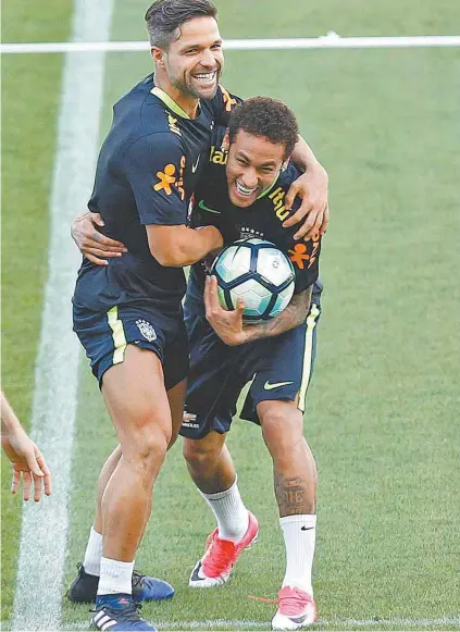  ?? EFE ?? O meia flamenguis­ta Diego e o atacante Neymar brincam antes do treinament­o da Seleção