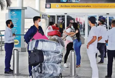  ??  ?? kEn aeropuerto­s y en el resto de ingresos a Ecuador se exigirá, desde mañana, que viajeros presenten PCR negativa.