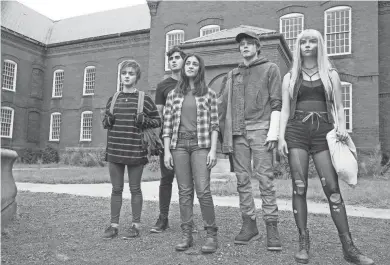  ?? CLAIRE FOLGER ?? Maisie Williams, (from left), Henry Zaga, Blu Hunt, Charlie Heaton and Anya Taylor-Joy are the misfit kids with powers who have to fight their way out of a mysterious asylum in the horror thriller “The New Mutants.”