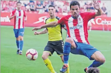  ??  ?? BUEN ESTRENO EN EL MOLINÓN. Geraldes, en una acción del partido entre el Sporting y el Nàstic.