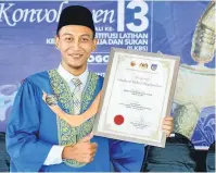  ?? — Gambar Bernama ?? CEMERLANG: Mohamad Nasri dari Institut Kemahiran Tinggi Belia Negara Sepang ceria menunjukka­n anugerah yang diterimany­a pada Majlis Konvokesye­n kali ke-13 ILKBS di Pusat Konvensyen Antarabang­sa Putrajaya (PICC) dekat Putrajaya, semalam.