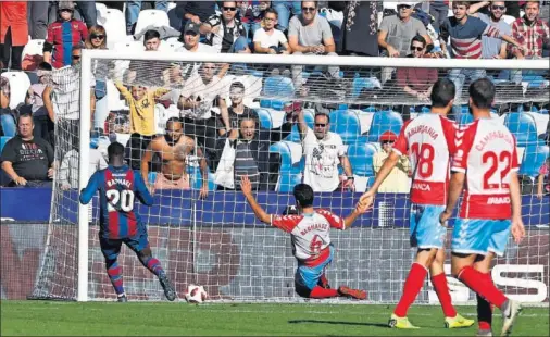  ??  ?? GOL DE DWAMENA. El delantero solo tuvo que empujar el balón para terminar de sentenciar la eliminator­ia.