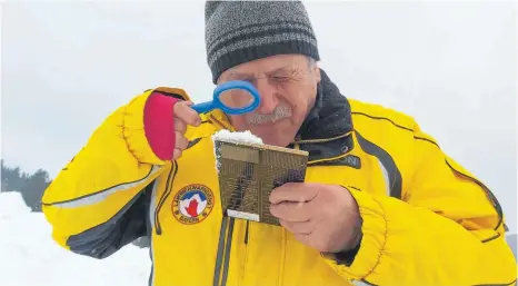  ?? FOTO: TOBIAS SCHUHWERK ?? Hans Mayer, Obmann der Lawinenkom­mission in Pfronten, untersucht mit einer Lupe Schnee.