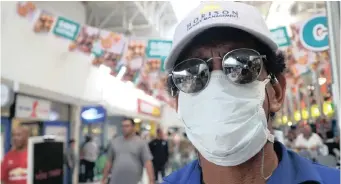  ?? IAN LANDSBERG ?? DAVID Vermeulen from Elsies River says he is wearing a mask and sunglasses because he is not taking chances with the spread of the coronaviru­s. | African News Agency (ANA)