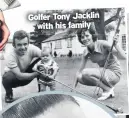  ??  ?? Golfer Tony Jacklin with his family