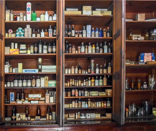  ??  ?? El almacén dos se utilizó para los productos importados: los primeros equipos para sueros y frascos destinados a inyeccione­s, la evolución de la jeringa a la jeringuill­a.