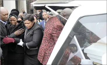  ?? Picture: Matthews Baloyi/African News Agency (ANA) ?? DISTRAUGHT: Khensani Maseko’s mother, Thembi, at her daughter’s funeral, held at Nasrec Memorial Park yesterday.