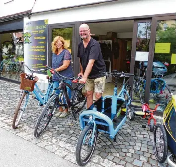  ?? Foto: Steffi Brand ?? Die Lieblingsr­äder von Ursula Urlich und Klaus Meier könnten nicht bezeichnen­der sein: Die 59 Jährige schätzt es gemütlich, der 57 Jährige mag die sportliche Variante. Beide Modelle sind E Bikes. Rechts daneben befindet sich ein blaues Lastenrad, das...