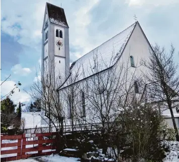  ?? Foto: Jutta Kaiser Wiatrek ?? Über dem Westhang des Schwarzach­tals stehend, prägt die Pfarrkirch­e St. Martin die Ortsmitte des Gessertsha­user Ortsteils Döpshofen. Sie wird renoviert.