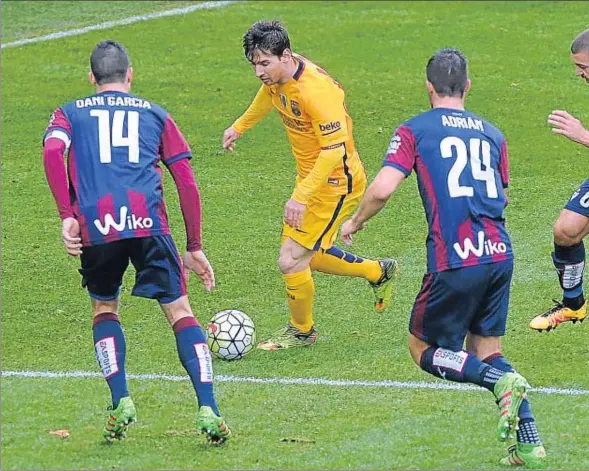  ??  ?? Leo Messi salió ayer con éxito de todas las situacione­s, por muy rodeado de jugadores del Eibar que estuviera