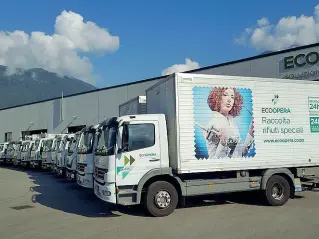  ??  ?? Ambiente I camion di Ecoopera, subentrant­e in Sea e accanto il suo presidente Renzo Cescato