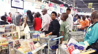  ??  ?? Customers do their last-minute Christmas shopping at Pick n Pay along Jason Moyo Avenue in Harare yesterday.— (Picture by Justin Mutenda)