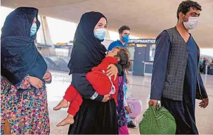  ?? FOTO: EFE ?? Miles de afganos, muchos de ellos mujeres, han salido del aeropuerto de Kabul desde la toma del poder por los talibanes.