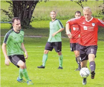  ?? FOTO: HKB ?? Im Hinspiel setzte sich die SG Emmingen-Liptingen (Mike Heizmann/am Ball) gegen den FC Schwandorf/Worndorf/Neuhausen 2:1 durch. Vor dem Rückspiel ist die SG gewarnt. Trotz der Abgänge von Leistungst­rägern und eines neuen Trainers sei der FCSWN ein...