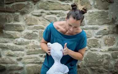  ??  ?? Da sapere A destra Carlotta Parisi al lavoro La sua mostra, «Carta InCanta, questa piccola favola» è il titolo, è la sua prima personale ed è in programma alla Fortezza di Montalcino dal 2 al 24 settembre Un omaggio alla sua Val d’Orcia dove è nata