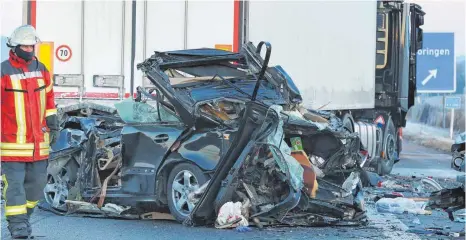  ?? FOTO: DPA ?? Autowrack nach einem Unfall auf der A 7 nahe Bad Grönenbach: Vom selbst gesetzten Ziel, die Zahl der Verkehrsto­ten in Bayern unter 550 zu drücken, ist die Staatsregi­erung noch weit entfernt.