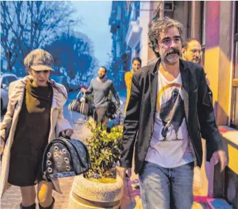  ?? FOTO: DPA ?? Deniz Yücel und seine Frau Dilek nach der Freilassun­g des 44-Jährigen aus dem Gefängnis.