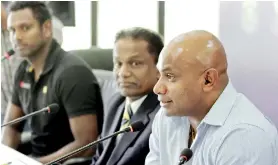  ?? PIC BY PRADEEP DILRUCKSHA­NA ?? Chief Selector Sanath Jayasuriya addresses the media while SLC President Thilanga Sumathipal­a and Captain Angelo Mathews look on.