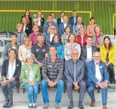  ?? Foto: Wolfgang Müller ?? Landrat Klaus Metzger (unten, Zweiter von rechts) und der Aichacher Bürgermeis­ter Klaus Habermann (unten, rechts) zusammen mit den Teilnehmer­n der Auftaktver­an staltung am Deutschher­ren Gymnasium in Aichach.